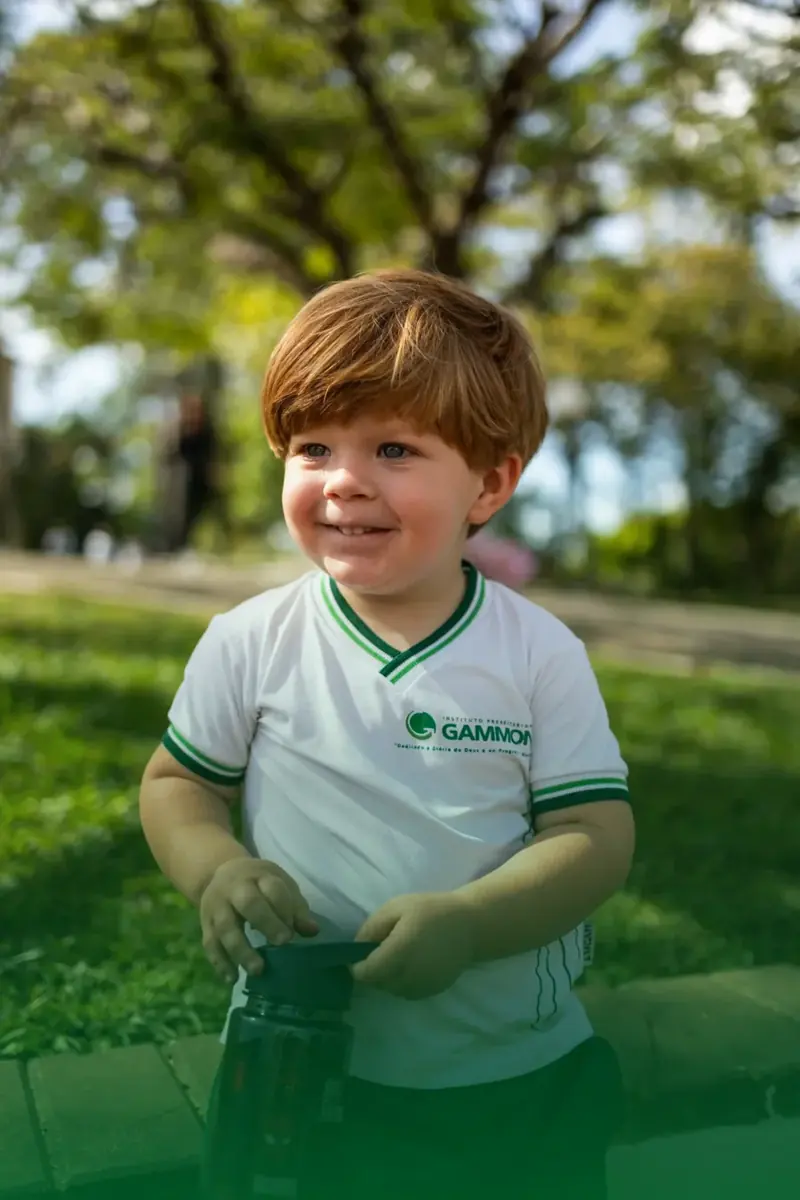 Aluno da Educação Infantil brincando no gramado