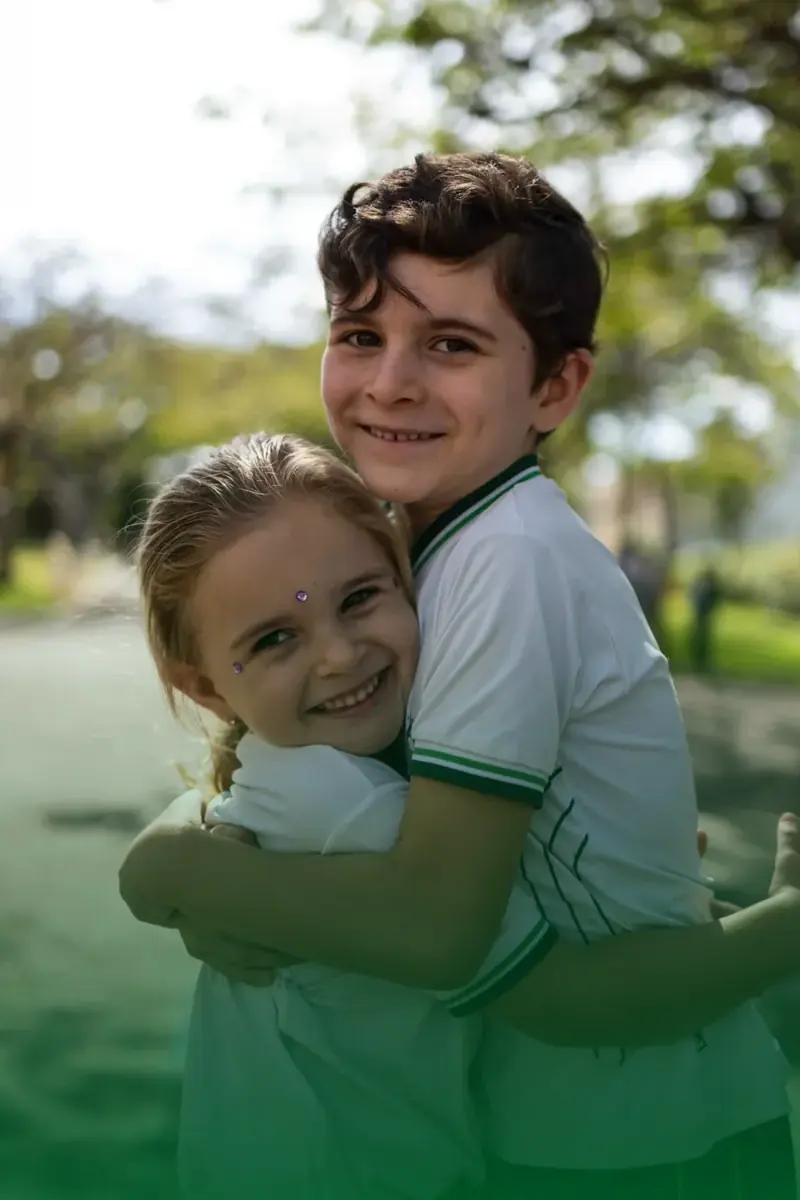 Alunos dos Anos Iniciais se abraçando