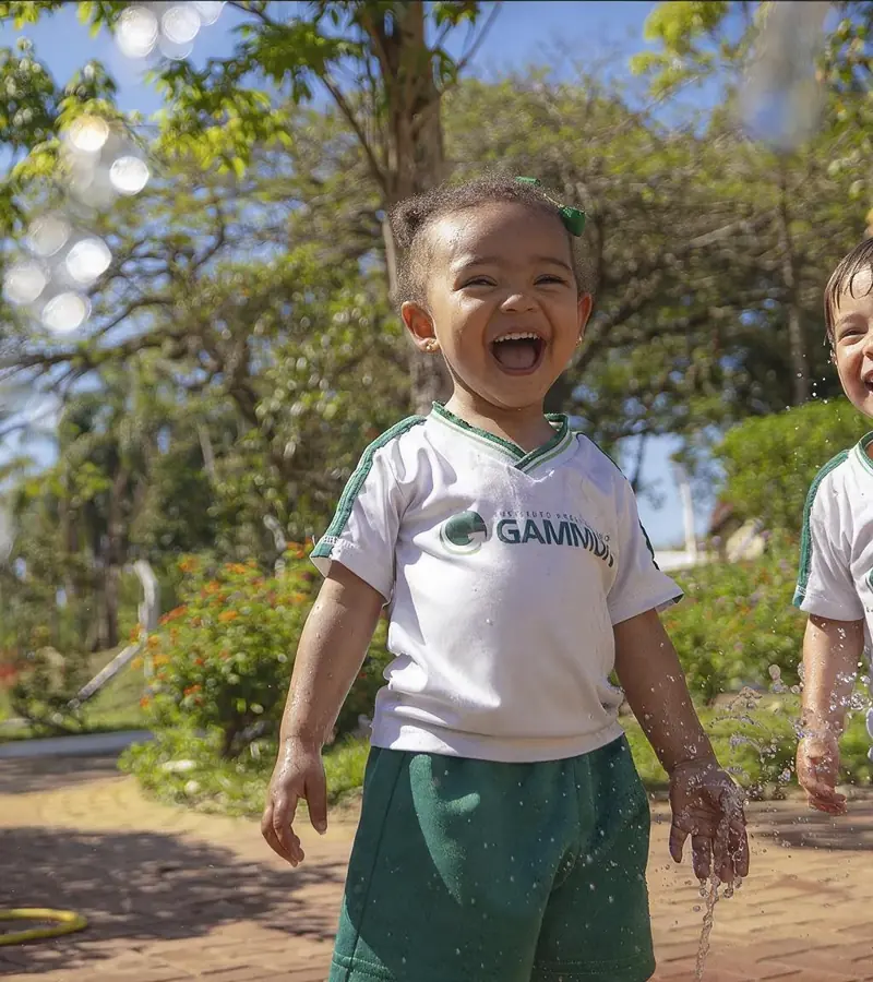 Crianças do Período Integral brincando ao ar livre